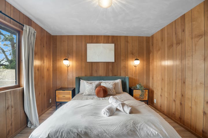  ห้องภูเขา: ที่พักผ่อนที่อบอุ่นด้วยแผงไม้พร้อมเตียงควีนไซส์ที่สะดวกสบาย แสงสว่างที่อบอุ่น และวิวที่เงียบสงบ สถานที่ที่สมบูรณ์แบบสำหรับพักผ่อนและเติมพลังหลังจากผจญภัยบนภูเขามาทั้งวัน