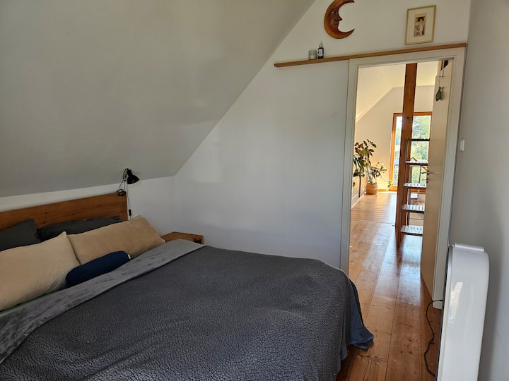 Spavaća soba na katu gleda na vrt i prednji dio ulice (mirna ulica).