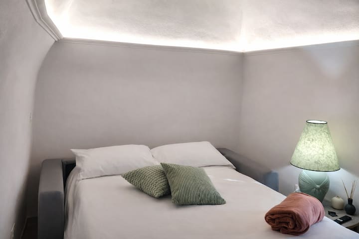 El cómodo y espacioso sofá cama es ideal para un descanso regenerador gracias a sus cojines de espuma viscoelástica.