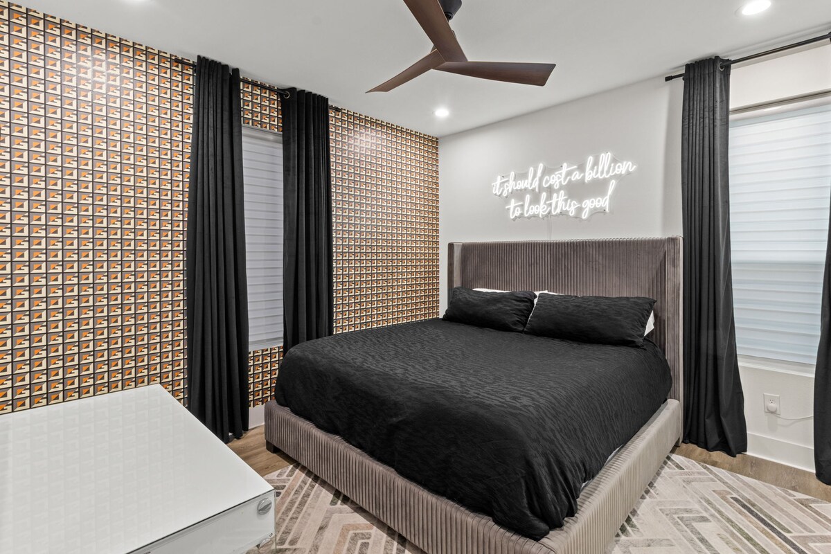 正宗的Gucci特色墙、豪华加大双人床、豪华黑色床上用品、遮光窗帘和发光的霓虹艺术品，时尚、值得拍照的度假胜地，专为休息和时尚时刻而打造。