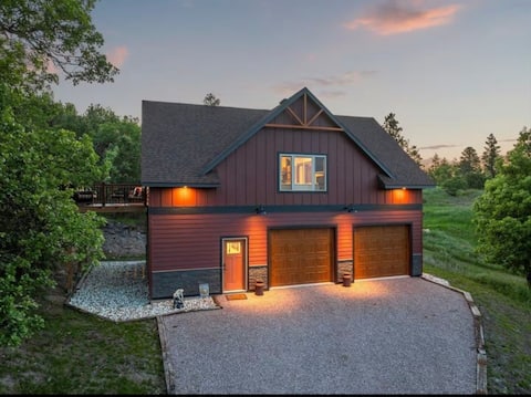 Beautiful home with sauna & views