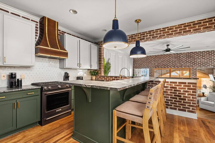 The Golden Oak | 2 Min to Geodis | 10 Min to BDWY gallery image 3