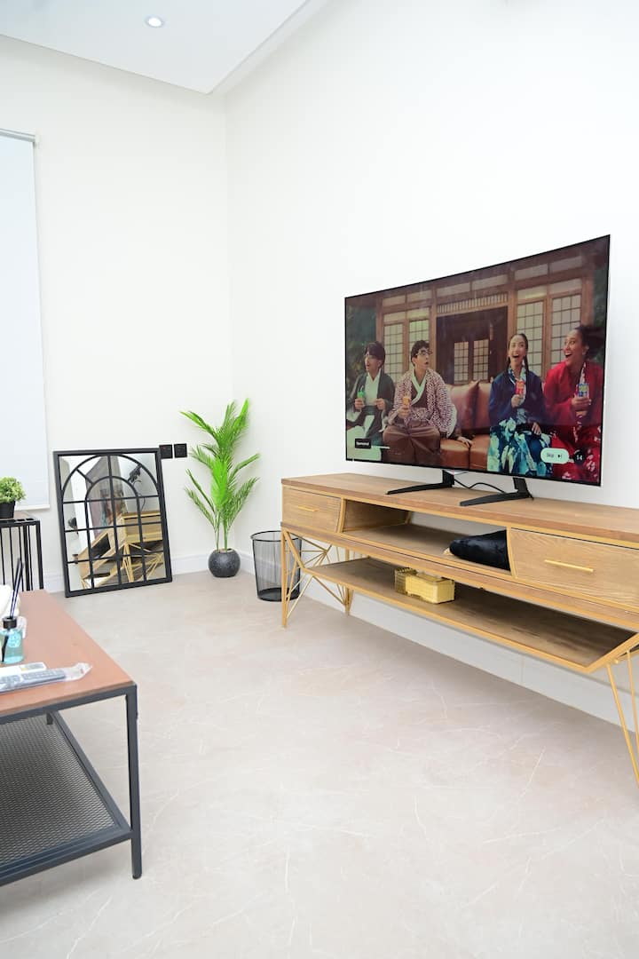 Elegantan dnevni boravak s LG TV-om