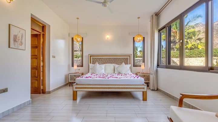 Ეს ოთახი მდებარეობს პირველ სართულზე და მასში არის სუპერთასიანი საწოლი. 