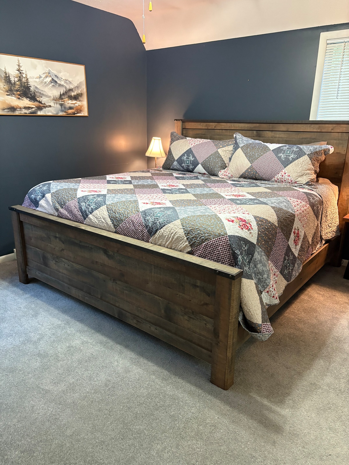 Chumba cha kulala kwenye ghorofa ya kwanza kilicho na kitanda cha kifalme na bafu kamili.