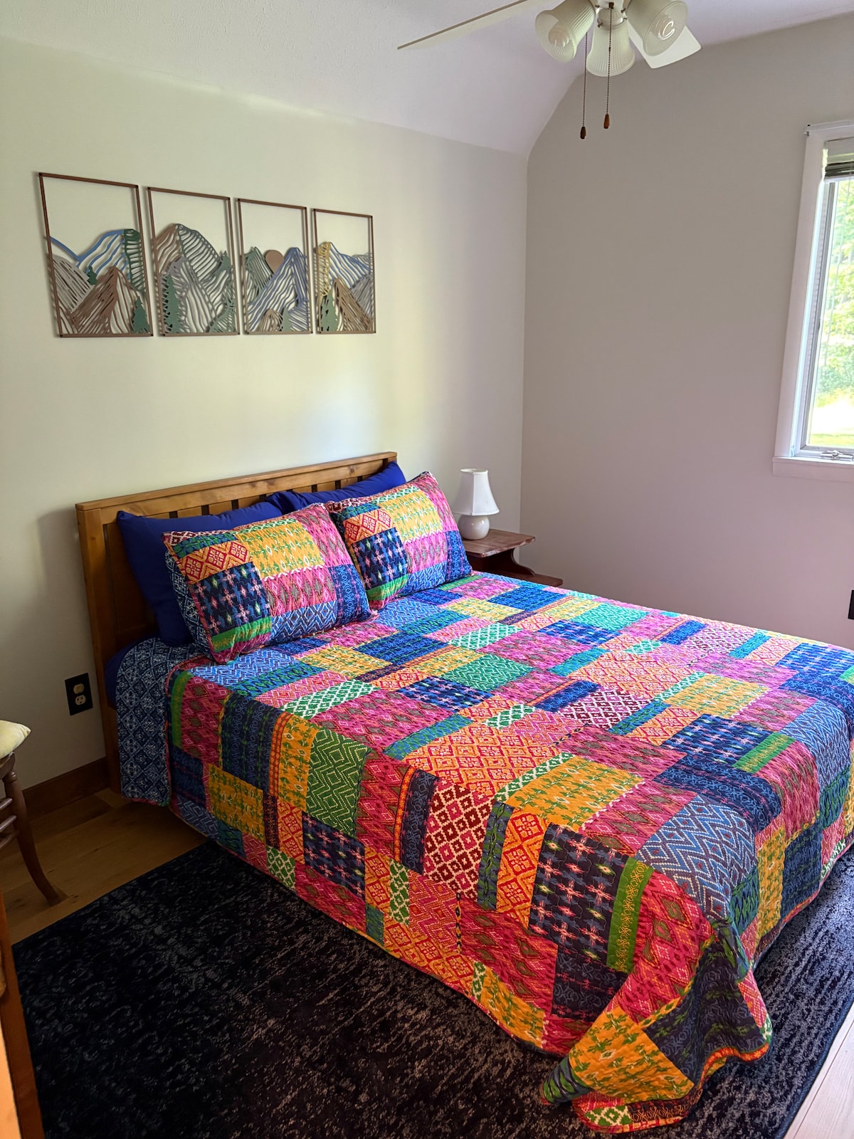 Chumba cha kulala kwenye ghorofa ya kwanza kilicho na kitanda cha ukubwa kamili.  Dirisha linatazama ua wa nyuma.  