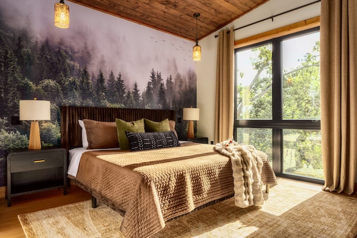 ¡Dormitorio tamaño king en el nivel superior con baño privado, TV y sábanas de lujo!