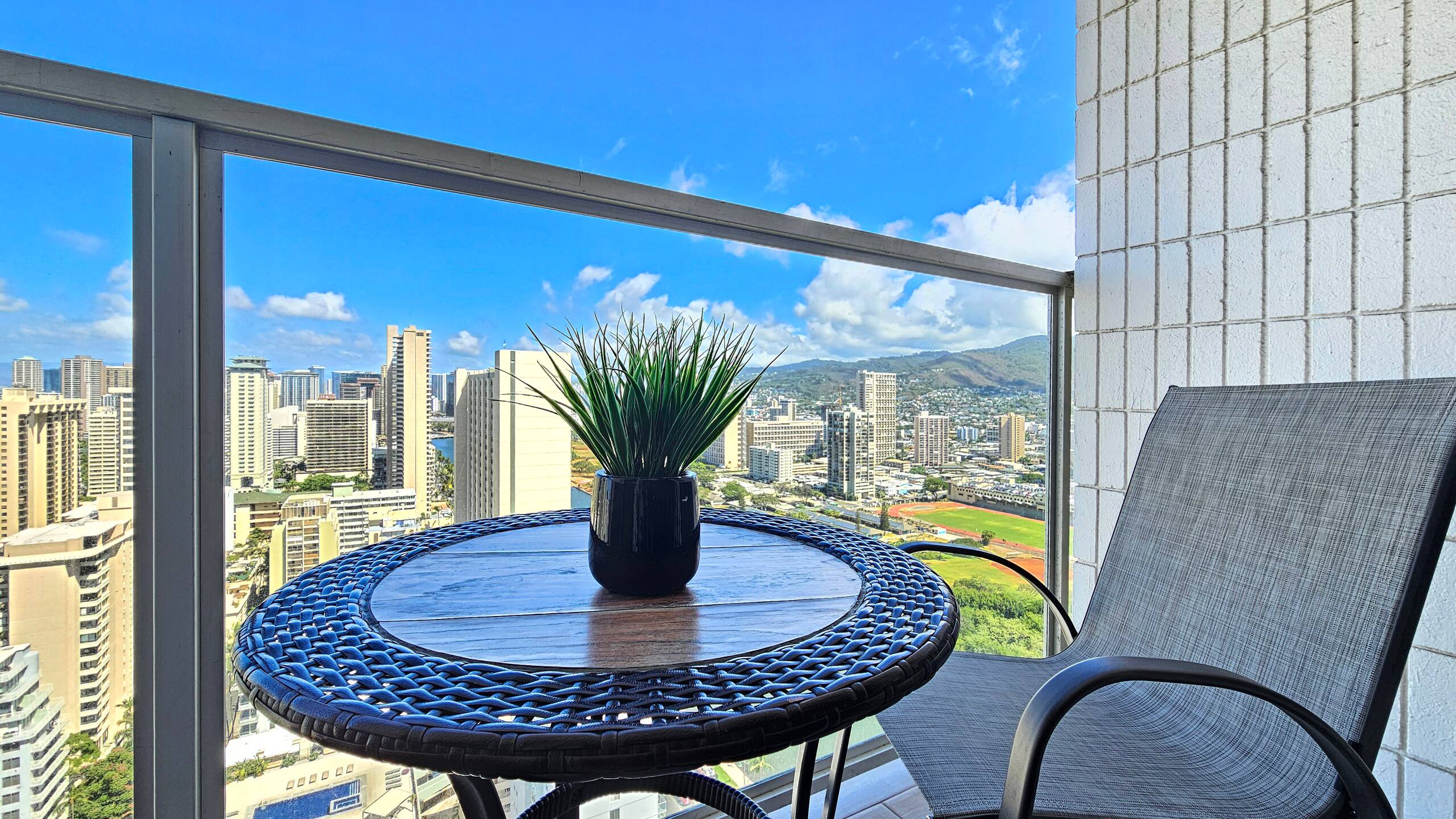 Waikiki Breeze and Free Parking - Image 9