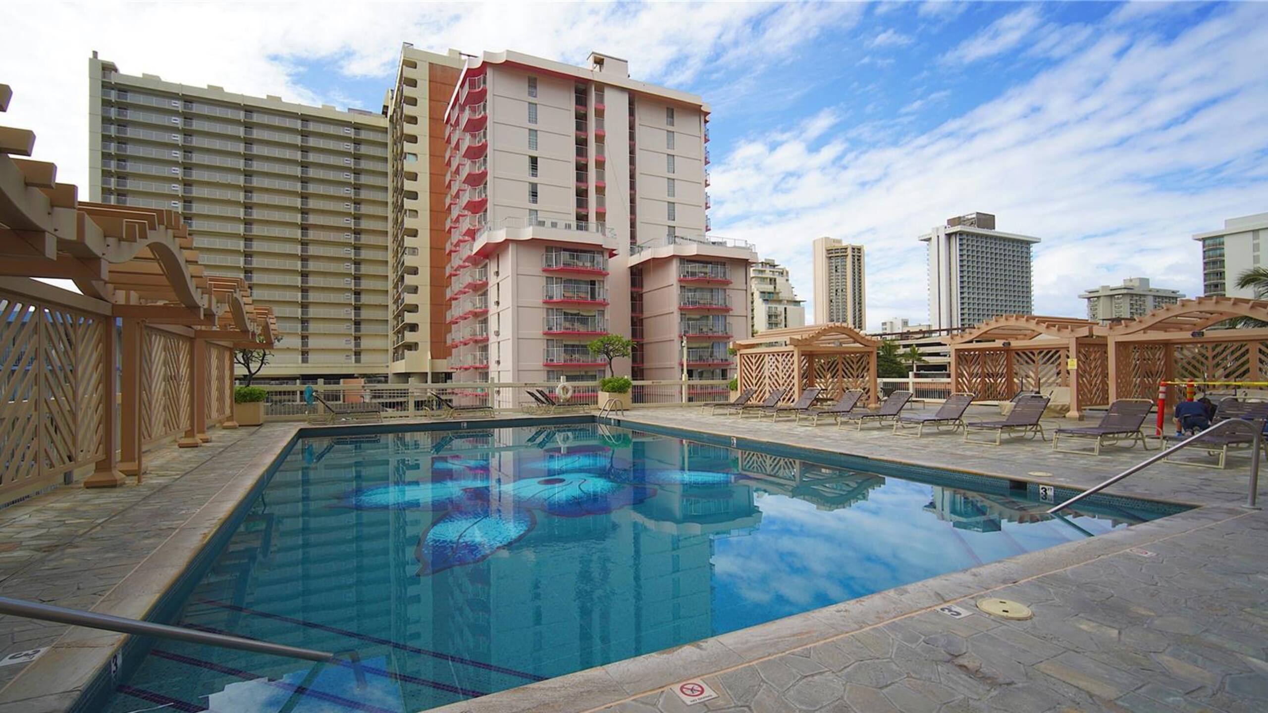 Waikiki Breeze and Free Parking - Image 12
