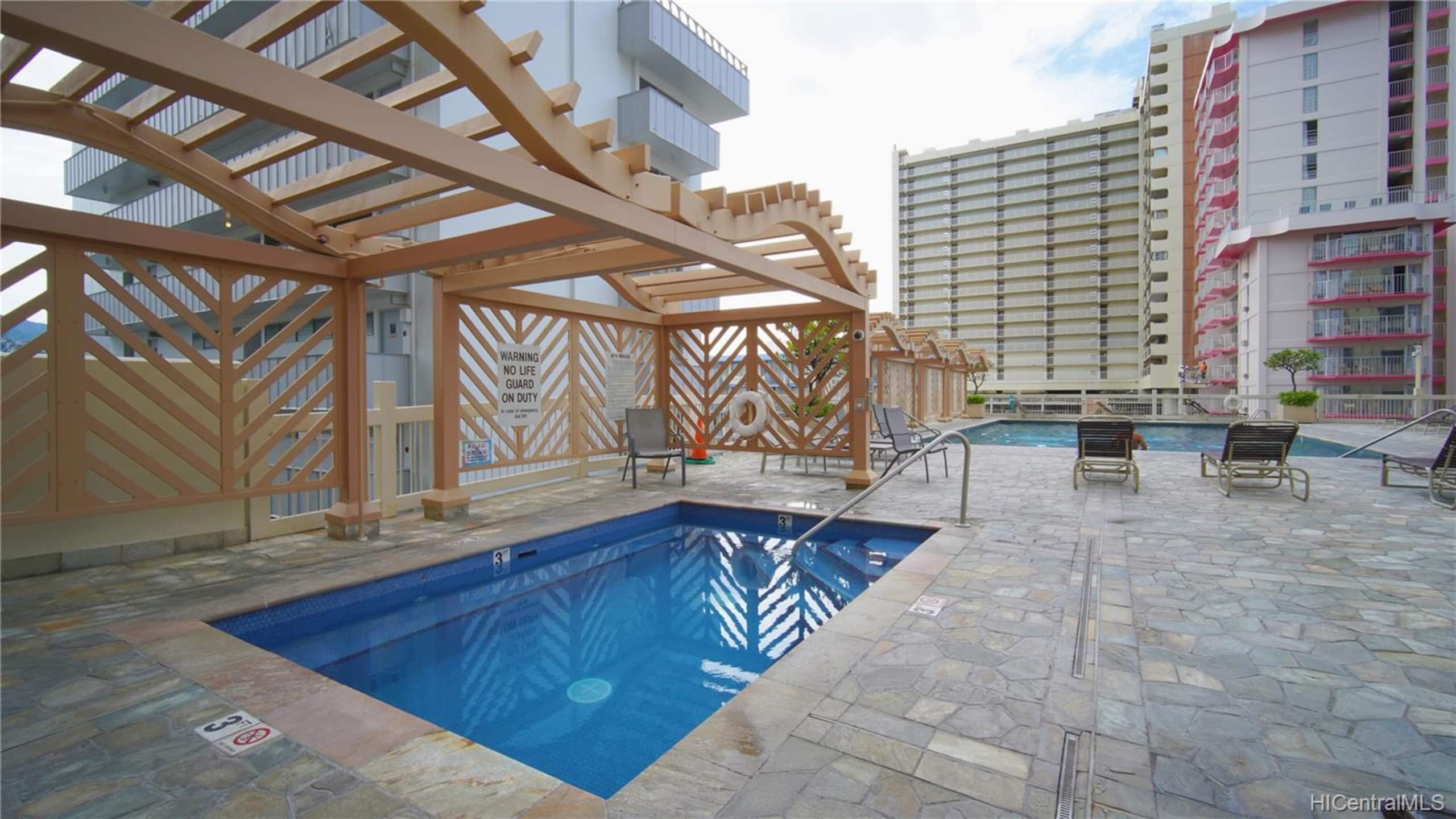 Waikiki Breeze and Free Parking - Image 13