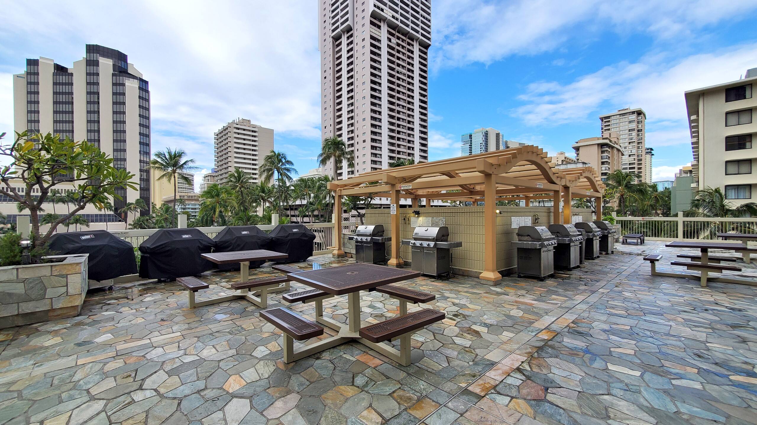 Waikiki Breeze and Free Parking - Image 37