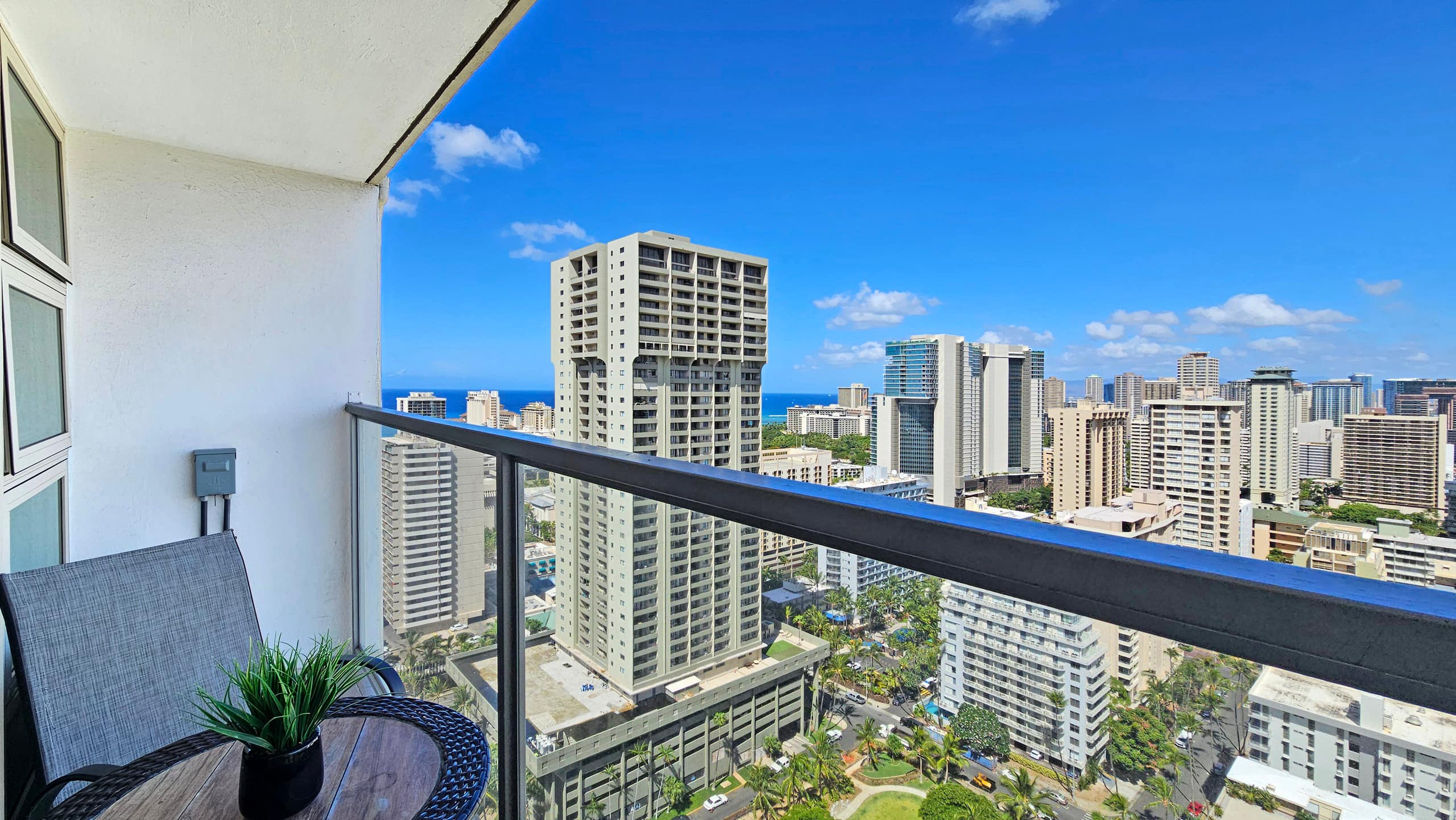 Waikiki Breeze and Free Parking - Image 10