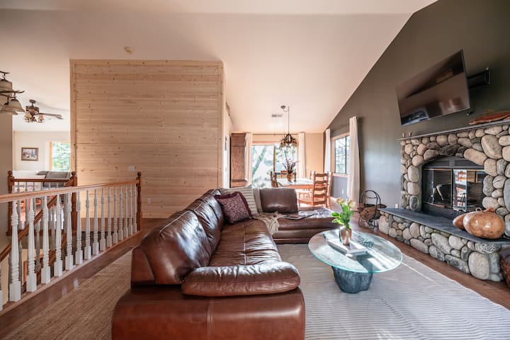 Spacious W/ Arcade Games, Deck Views, Firepit - Lake Arrowhead, CA