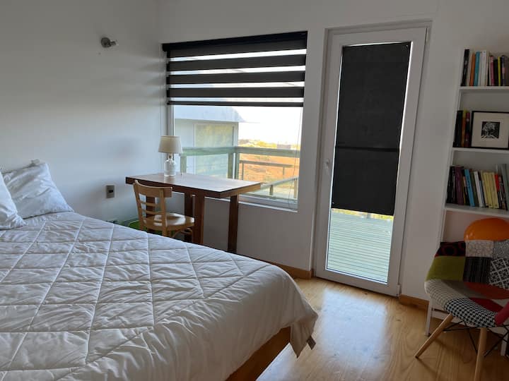 1号房设有书桌和露台出口。