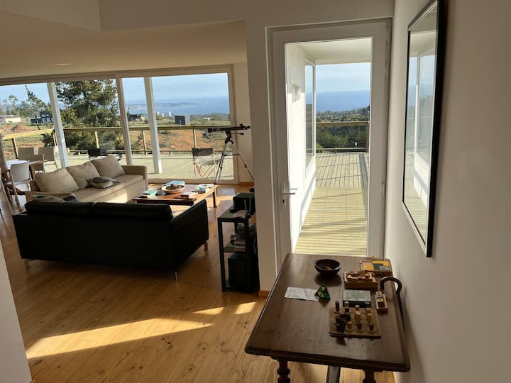 这栋房子的客厅可欣赏到阿尔加罗博湾的美景。