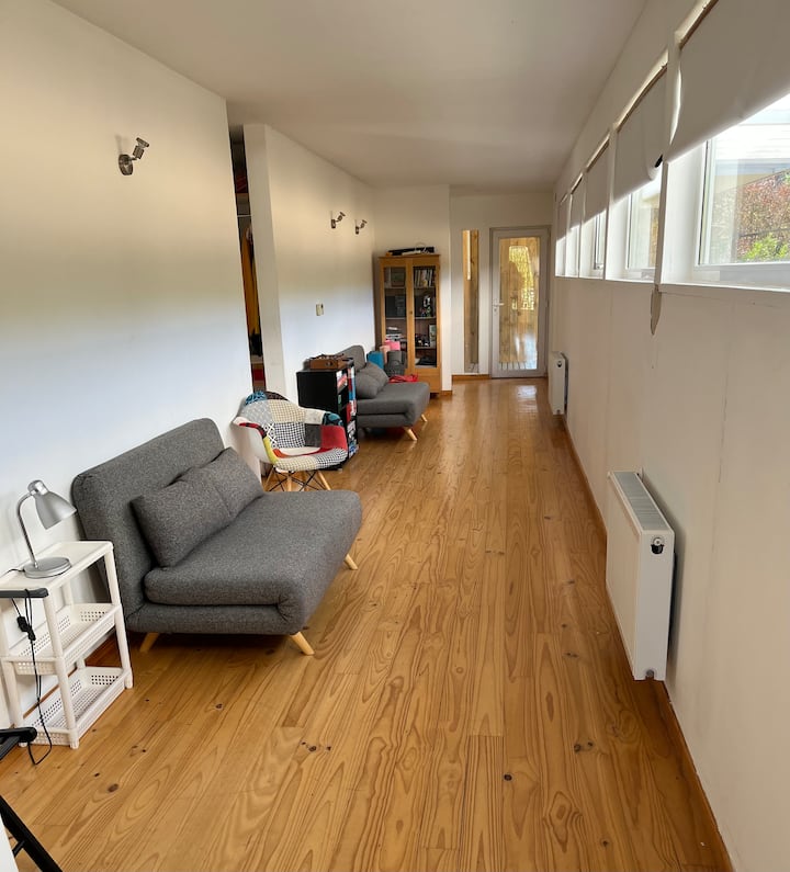 这条宽敞的走廊就像一个舒适的起居室，有两个沙发，非常适合睡觉，或作为游戏室或阅览室。