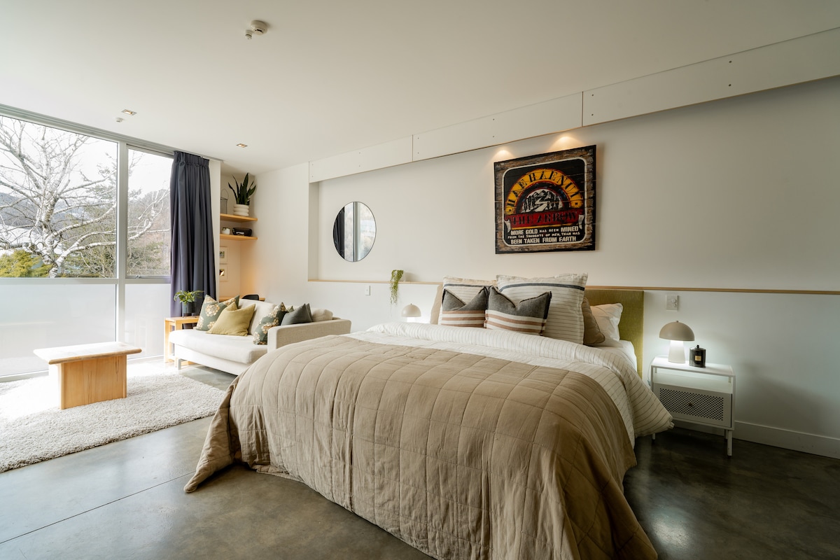 Luxe beddengoed, diepe dekbedden en extra dikke matrassen om ervoor te zorgen dat je een goede nachtrust hebt in dit kingsize bed. 