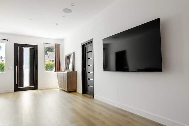 “Brand New 4br/3ba Home Near Universal Studios” - Los Angeles, CA