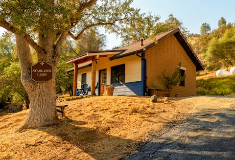 Successful Airbnb property: OPEN Labor Day- Stargazer cottage, King Canopy bed in Ahwahnee