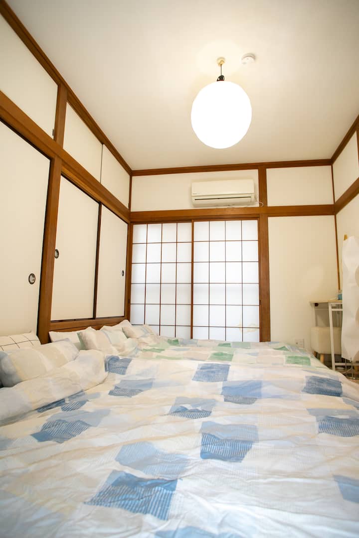 The Japanese low-bed style bedroom gives it a ryokan-like atmosphere