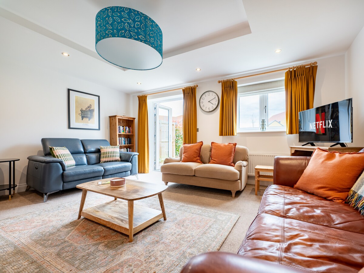 Top Airbnb: Spacious 4BR Home | Garden + Parking Whitby in Whitby