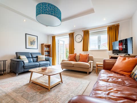 Top Airbnb: Spacious 4BR Home | Garden + Parking Whitby in Whitby
