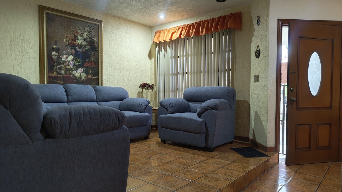 Successful Airbnb property: Beautiful, spacious with barbecue and garage! in Tonalá