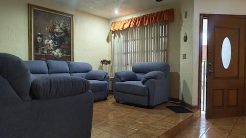 Successful Airbnb property: Beautiful, spacious with barbecue and garage! in Tonalá