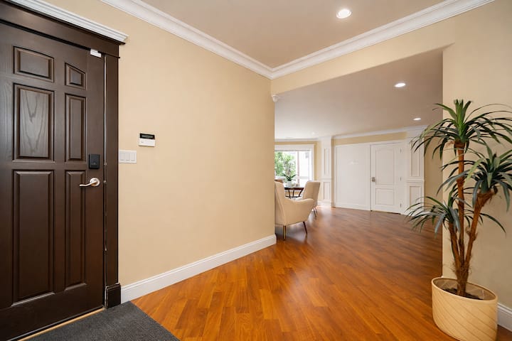 Executive Suite | Separate Entrance | 1,190 Sf - Coquitlam