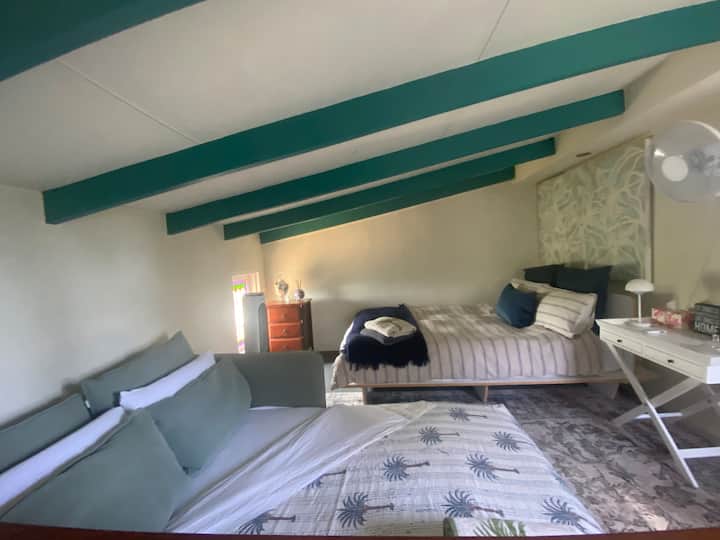 سرير أريكة مزدوج وسرير بحجم متوسط 