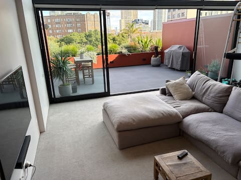 Popular Airbnb listing: Luxury 2BR apartment overlooking a Sydney landmark in Elizabeth Bay
