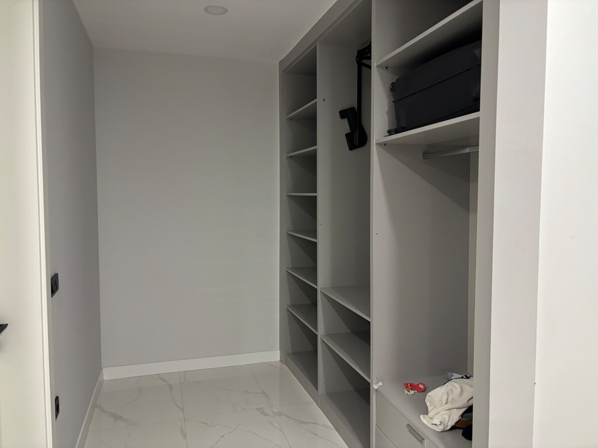 Deniz manzaralı orman içinde gürültüden uzak huzur