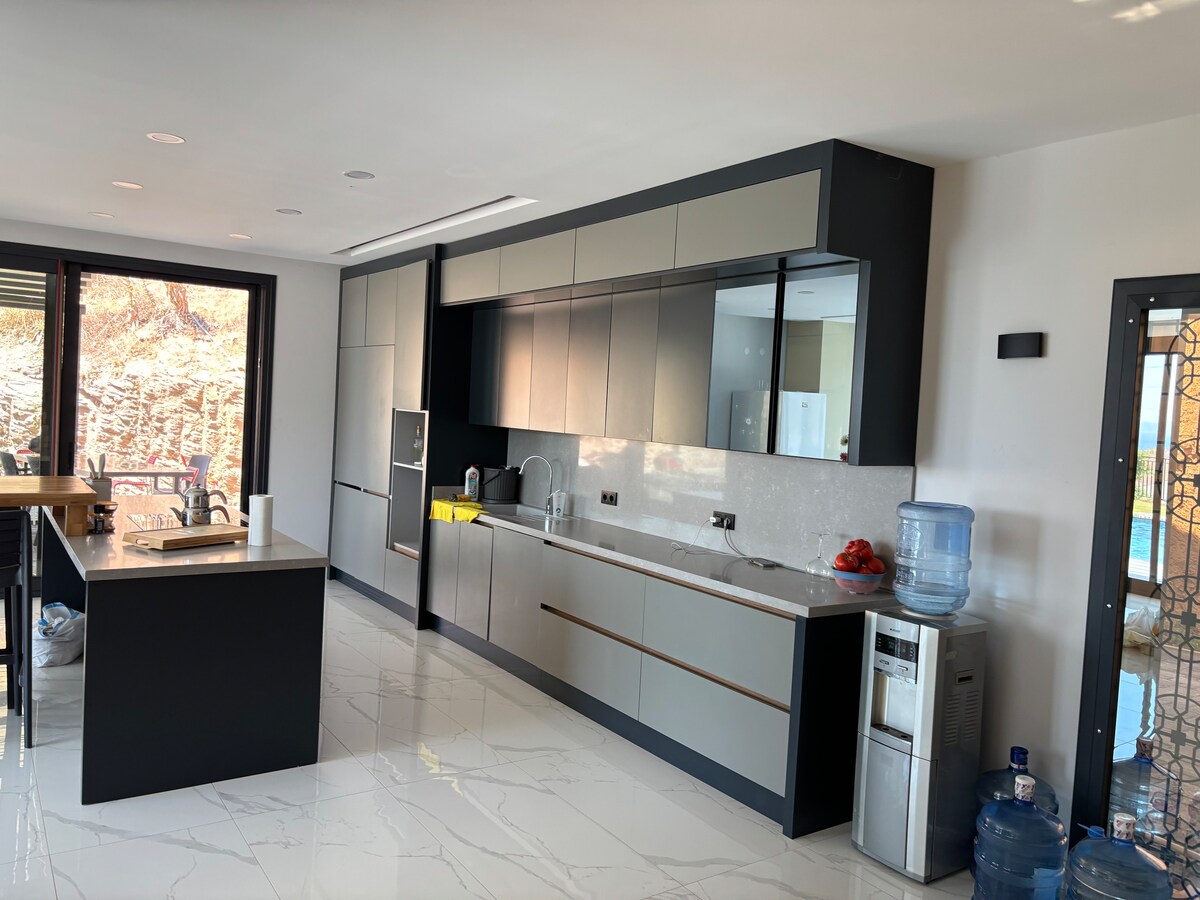 Deniz manzaralı orman içinde gürültüden uzak huzur