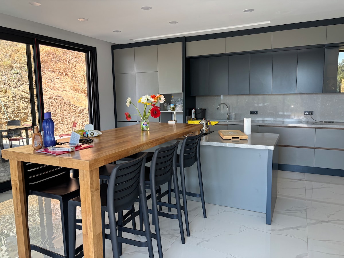 Deniz manzaralı orman içinde gürültüden uzak huzur