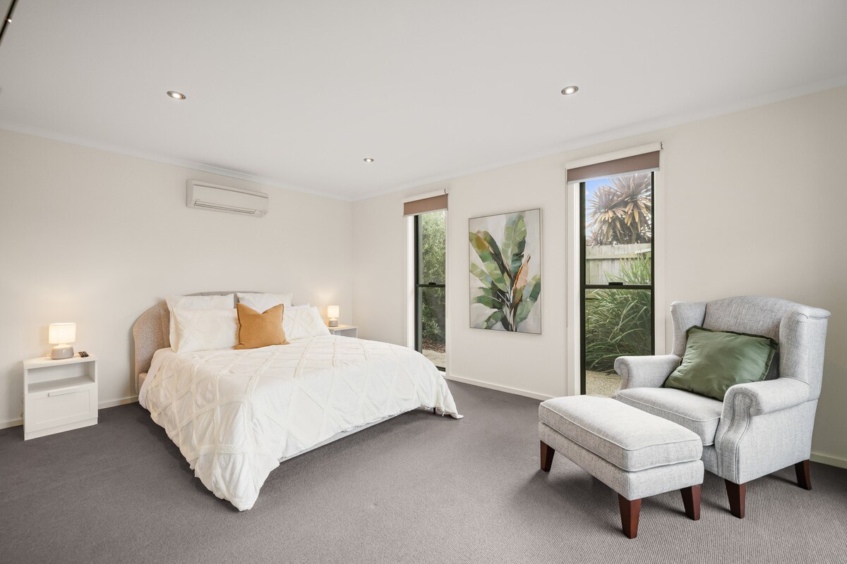 Მყუდრო გარემო ამ ლამაზად მოწყობილ საძინებელში