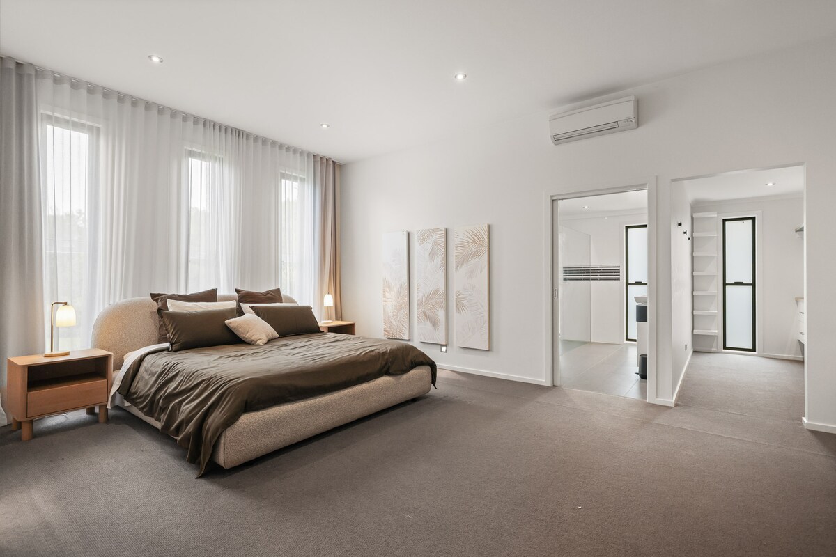 Მყუდრო გარემო ამ დახვეწილ საძინებელში