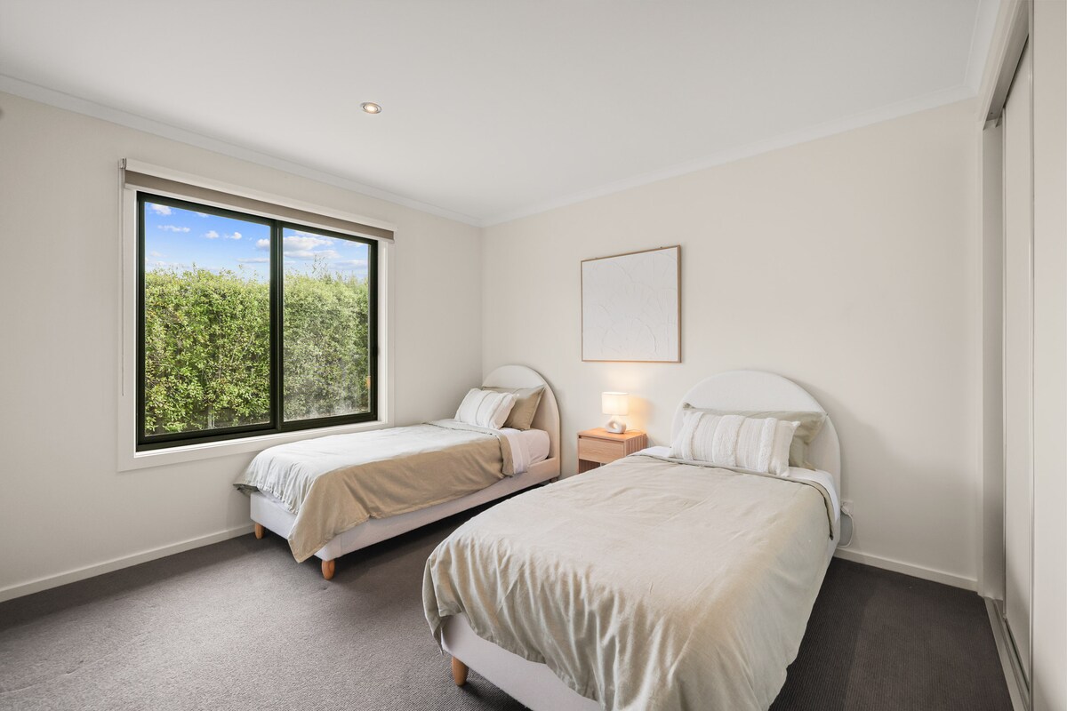 Ნათელი ფართო ოთახი ორი კომფორტული საწოლით