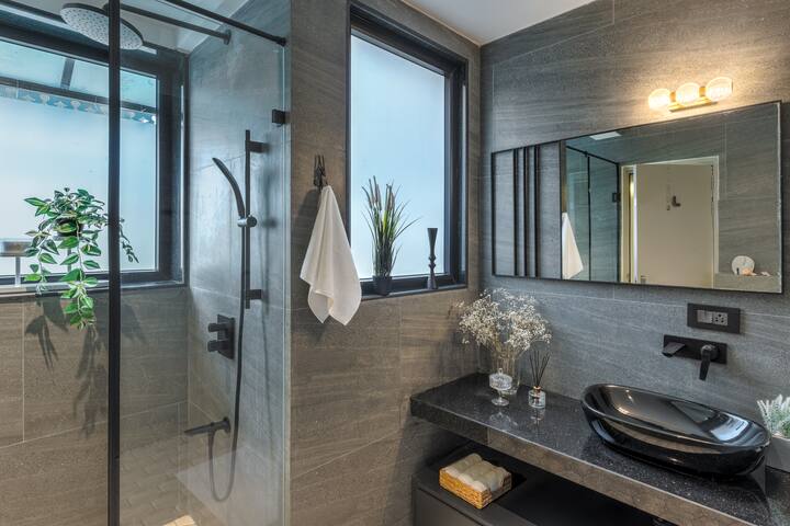 Full bathroom 1 image 2
