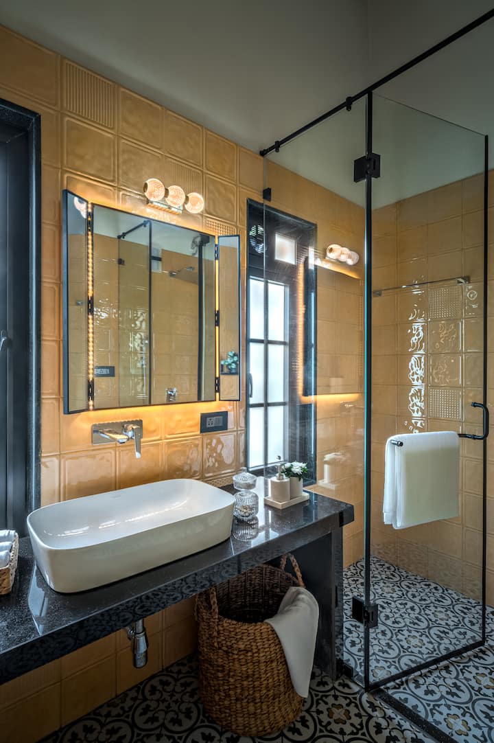 Full bathroom 2 image 2