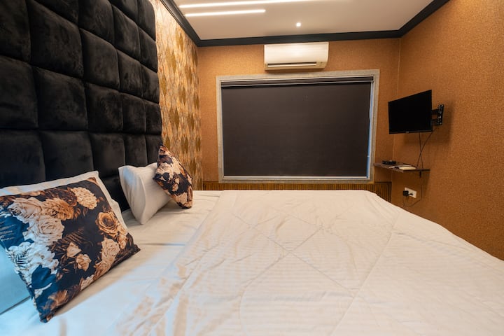 Bedroom 1 image 2