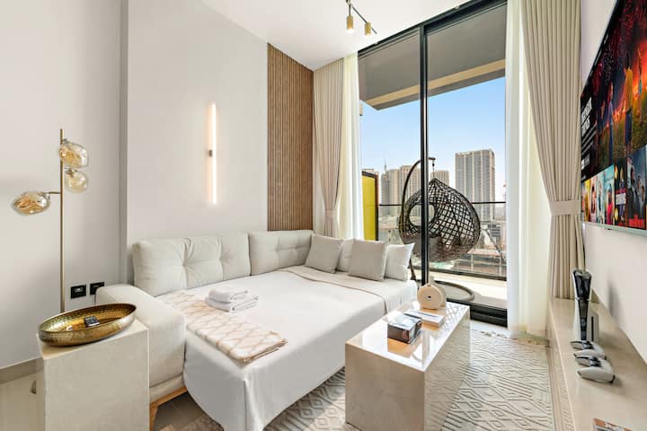 Dobro došli u naš udoban dnevni boravak s pametnim televizorom s besplatnim pristupom Netflixu, brzim internetom i kaučom na razvlačenje.