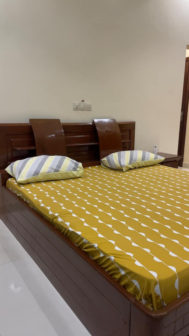 Profitez d'un séjour reposant sur ce confortable lit en bois taille Queen. Comprend un cadre moderne et robuste et un espace de rangement intégré dans la tête de lit/table de chevet pour votre confort.