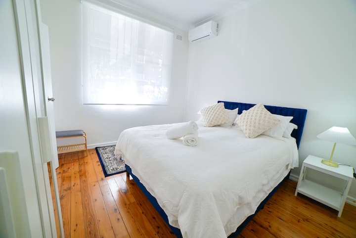 להירגע בחדר השינה הראשי, מקום מפלט שקט עם מיטה נוחה עם מצעים נקיים וכריות רכות. אור טבעי ממלא את החדר במהלך היום, ואילו וילונות האפלה מבטיחים שנת לילה רגועה.