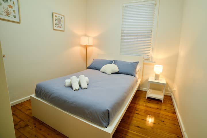 חדר השינה השני מציע מרחב מואר ונוח עם מיטה נוחה, מצעים נקיים ועיצוב מרגיע. עוצב למנוחה ולרגיעה כאחד.