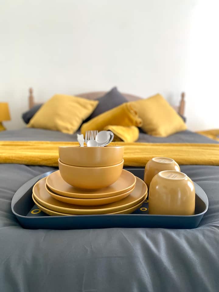 ชาม x2 แก้วกาแฟ x2 จานเล็ก x2 และจานใหญ่ x2 พร้อมถาด