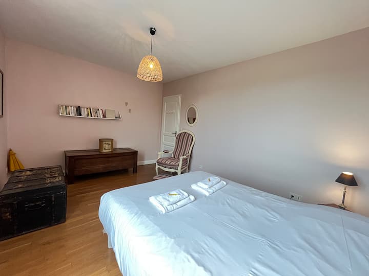 Ovo je soba u smještaju, a ova ima veliki udoban krevet.