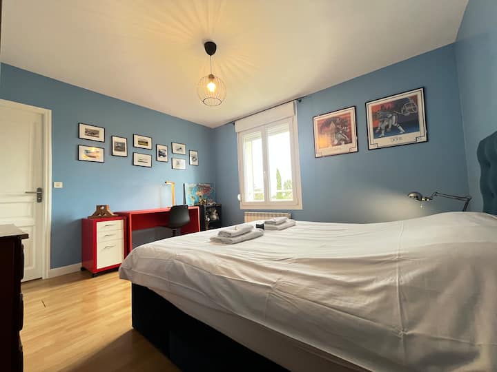 Ovo je soba u smještaju, a ova ima veliki udoban krevet.