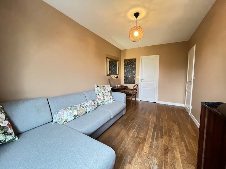 Ovo je soba u smještaju, a ova ima udoban kauč na razvlačenje.