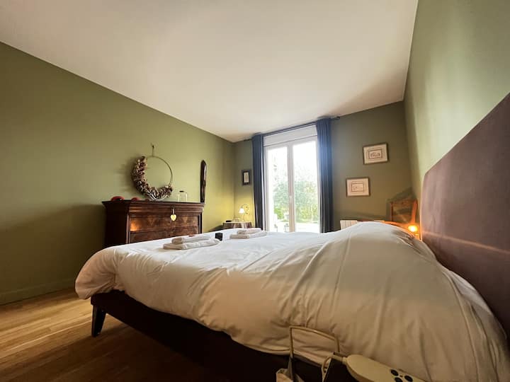 Ovo je soba u smještaju, a ova ima veliki udoban krevet.