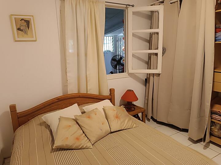 2 ème chambre avec ventilateur au plafond